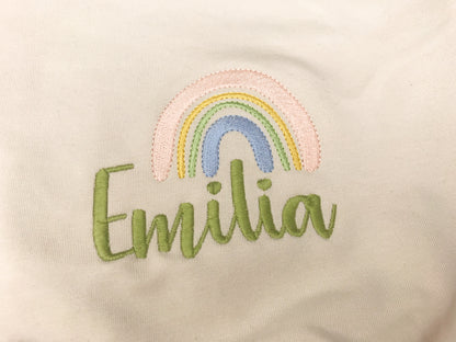 Sweater mit personalisierbarem Namen und Regenbogenstickerei
