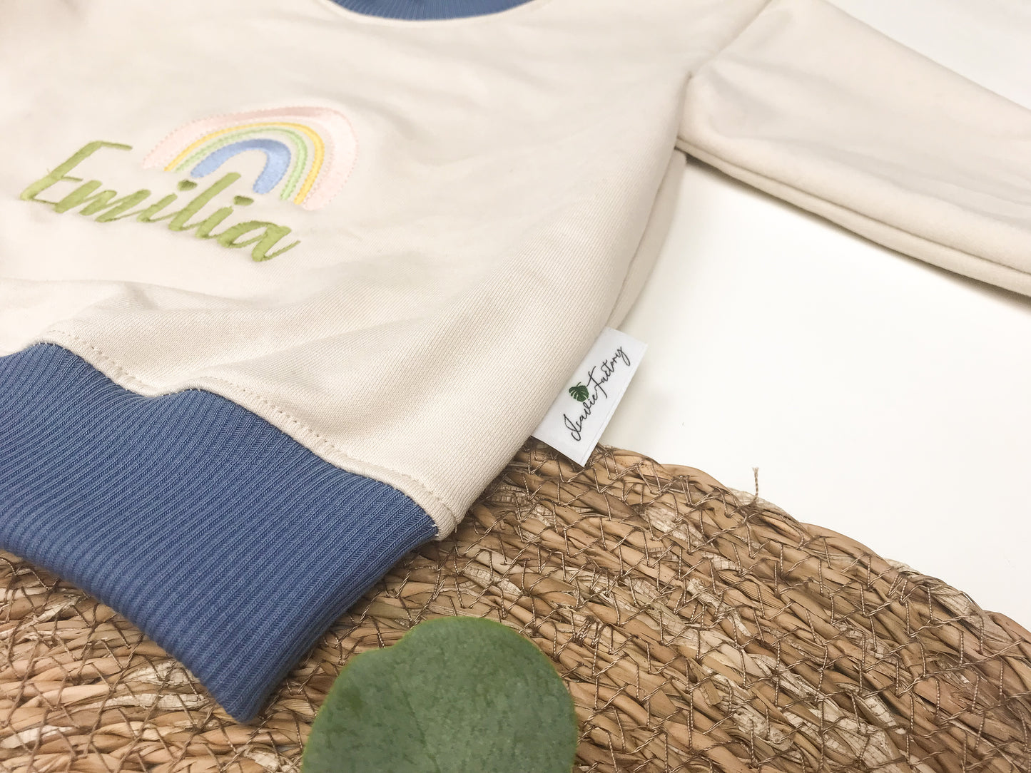 Sweater mit personalisierbarem Namen und Regenbogenstickerei