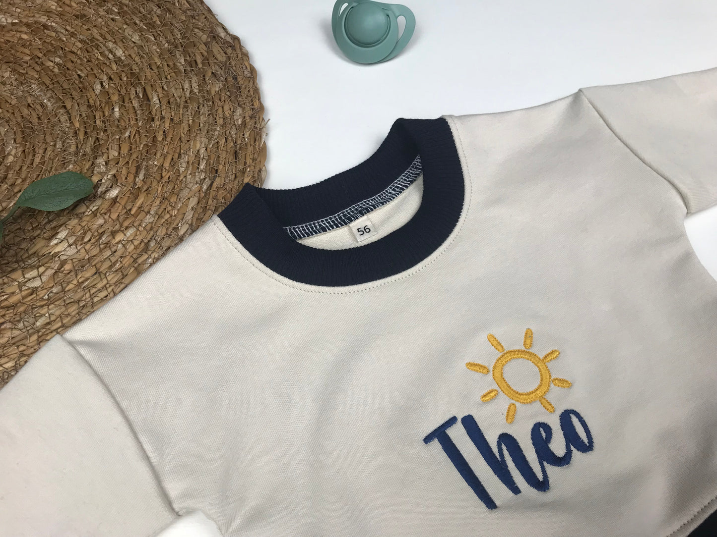 Personalisierbarer Babypullover mit Sonnenmotiv