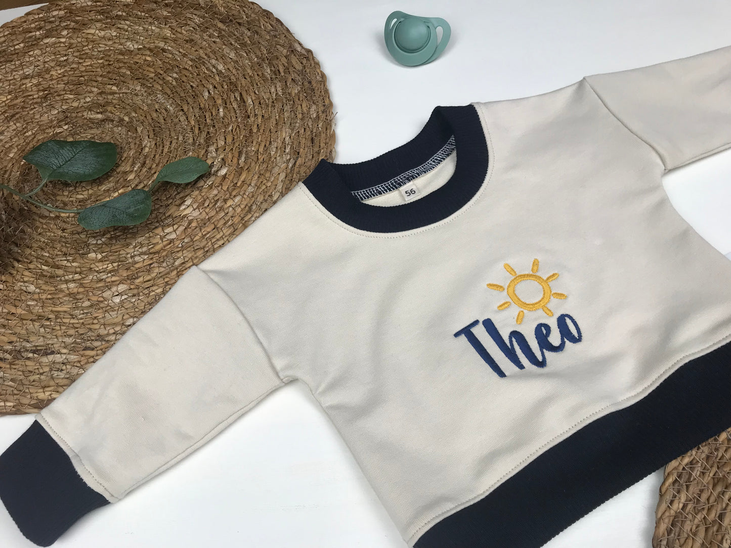 Personalisierbarer Babypullover mit Sonnenmotiv