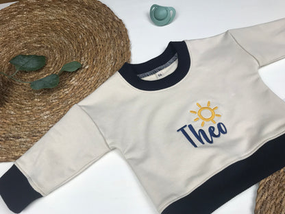 Personalisierbarer Babypullover mit Sonnenmotiv