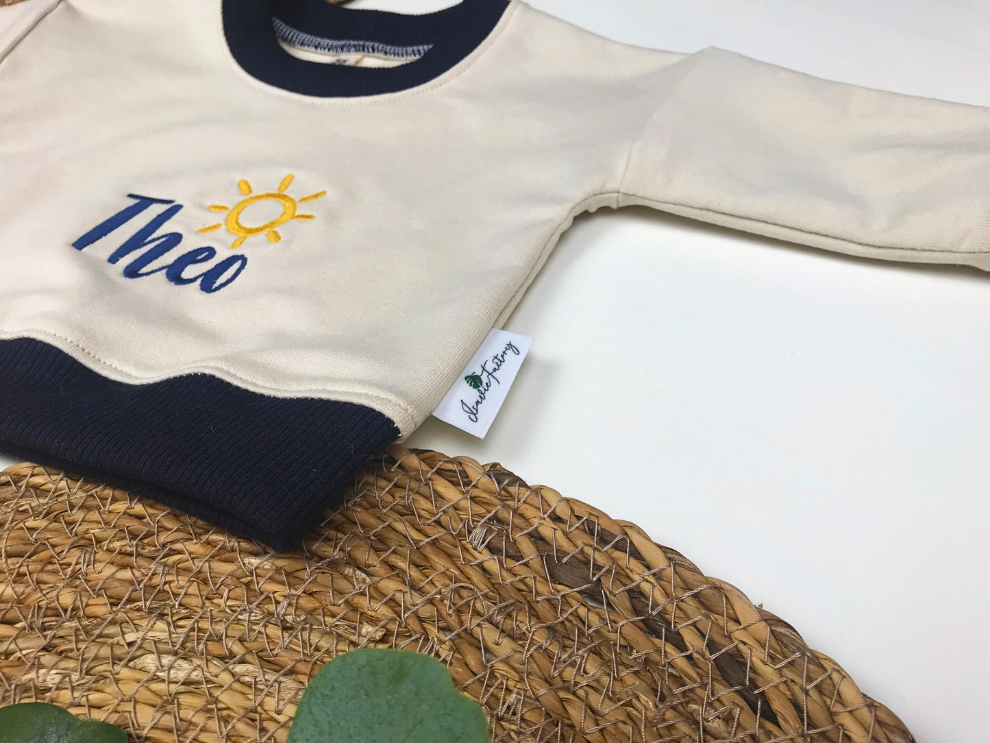 Personalisierbarer Babypullover mit Sonnenmotiv