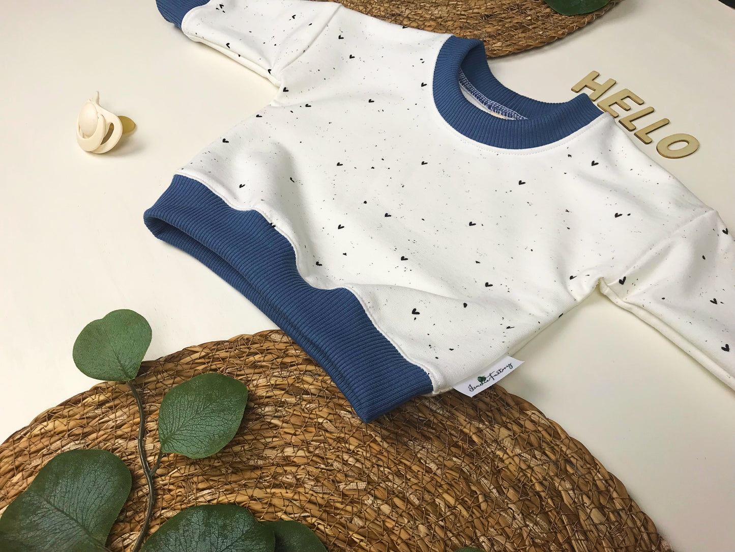 Baby- und Kleinkindpullover mit Herzen
