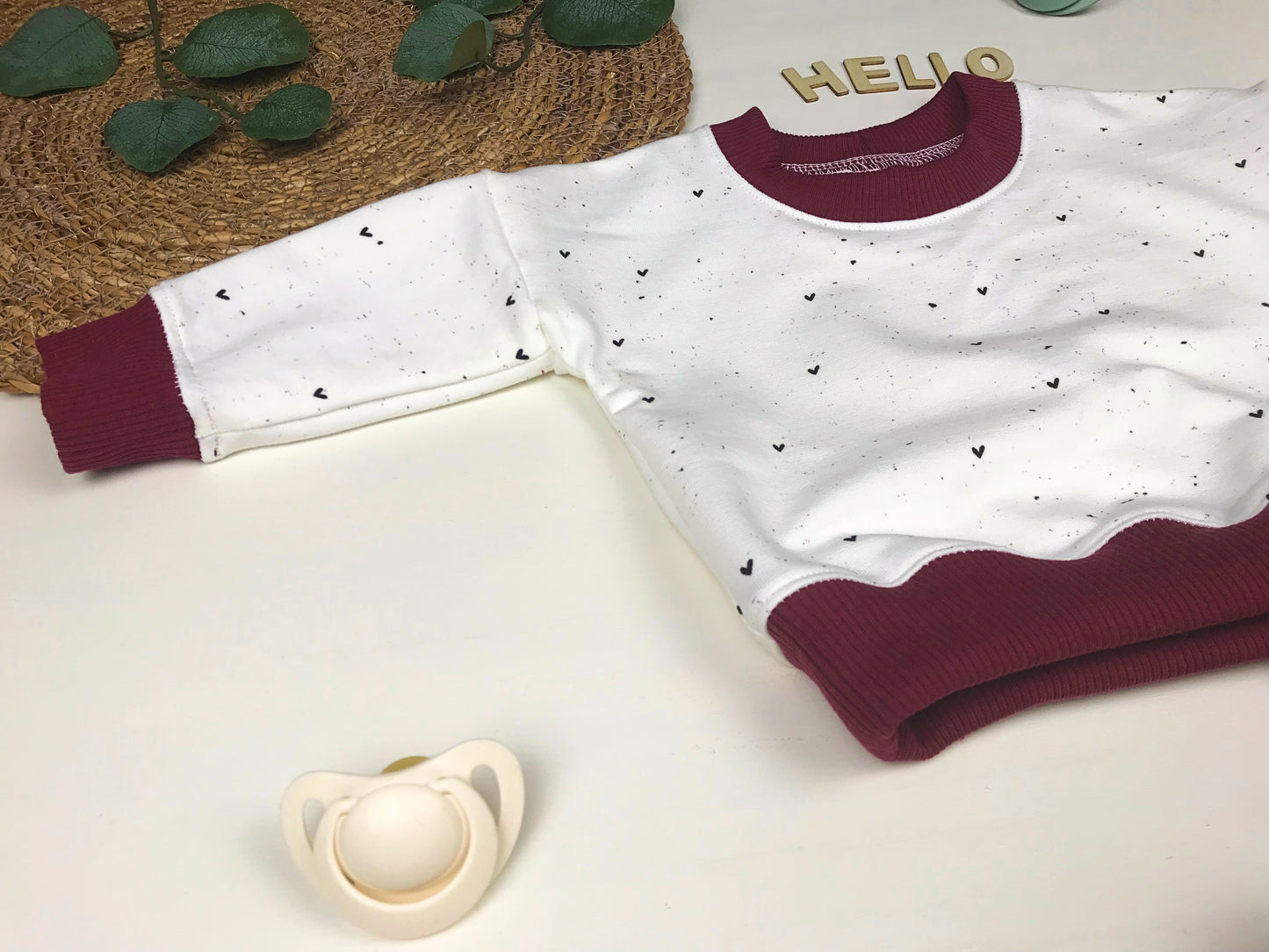 Baby- und Kleinkindpullover mit Herzen