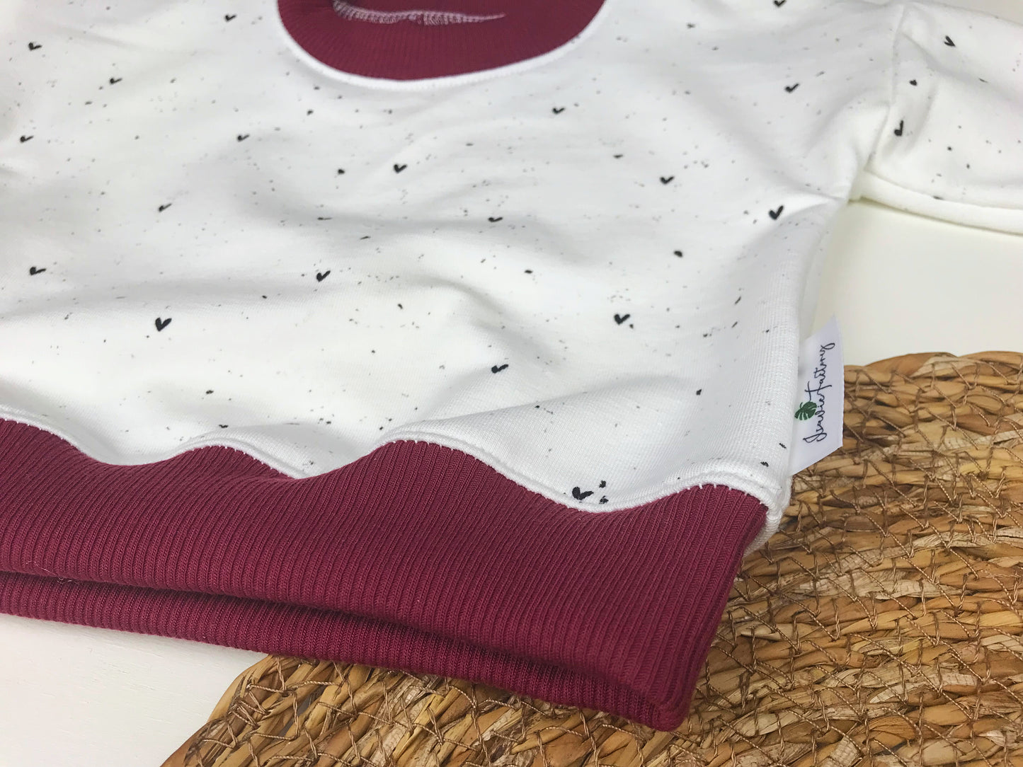 Baby- und Kleinkindpullover mit Herzen