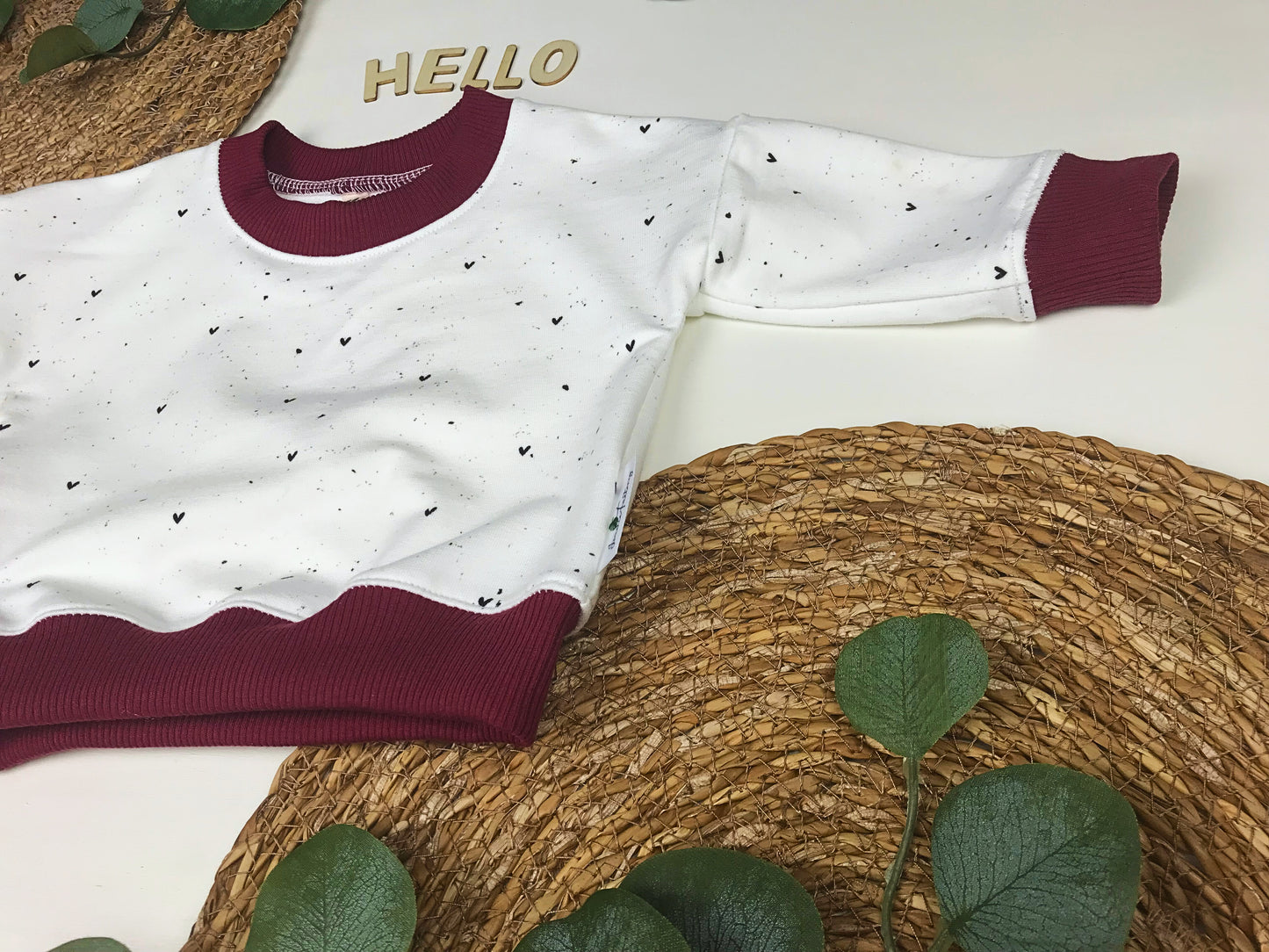 Baby- und Kleinkindpullover mit Herzen