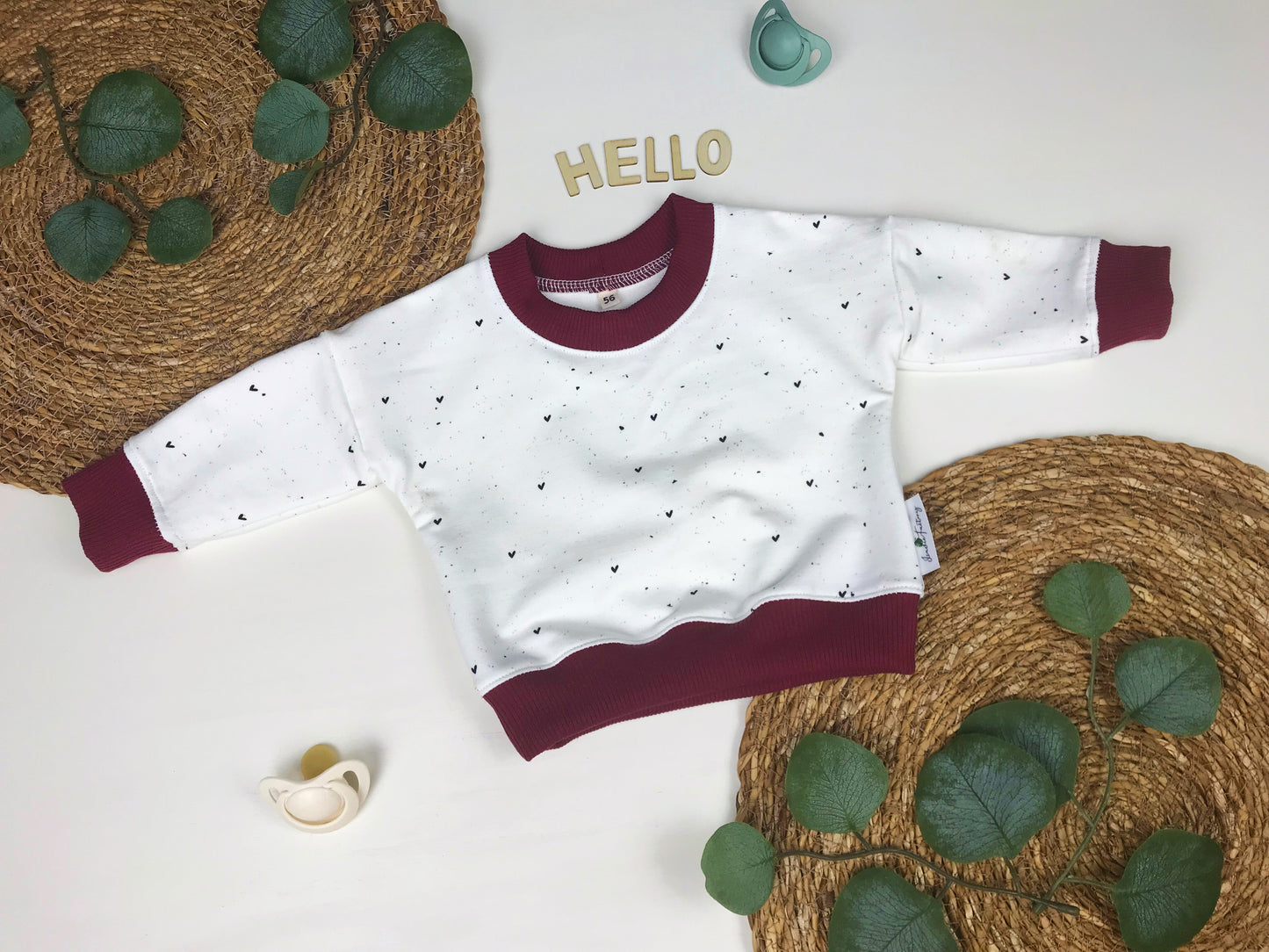 Baby- und Kleinkindpullover mit Herzen