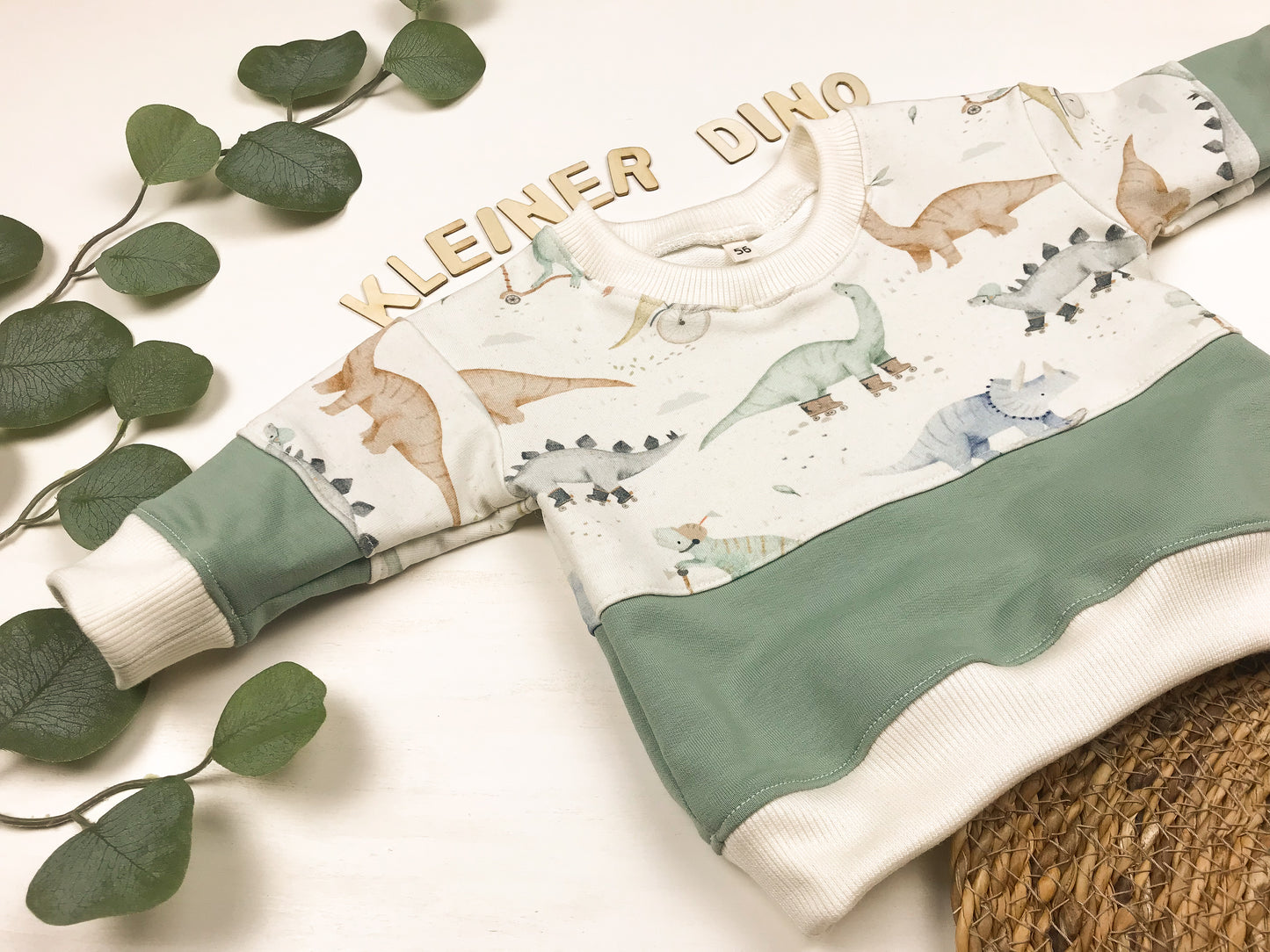 Kinderpullover mit Dinosauriermotiv