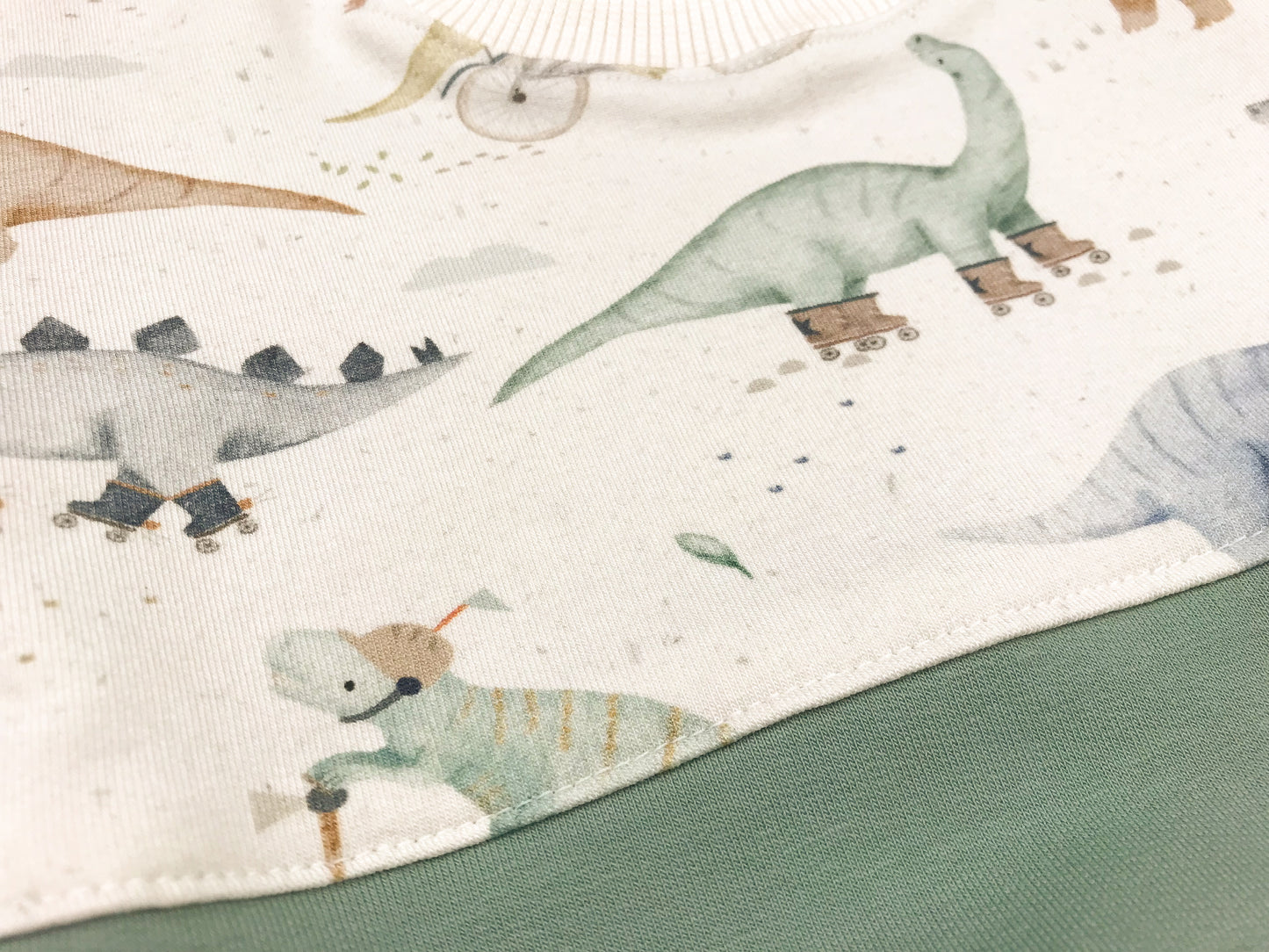 Kinderpullover mit Dinosauriermotiv