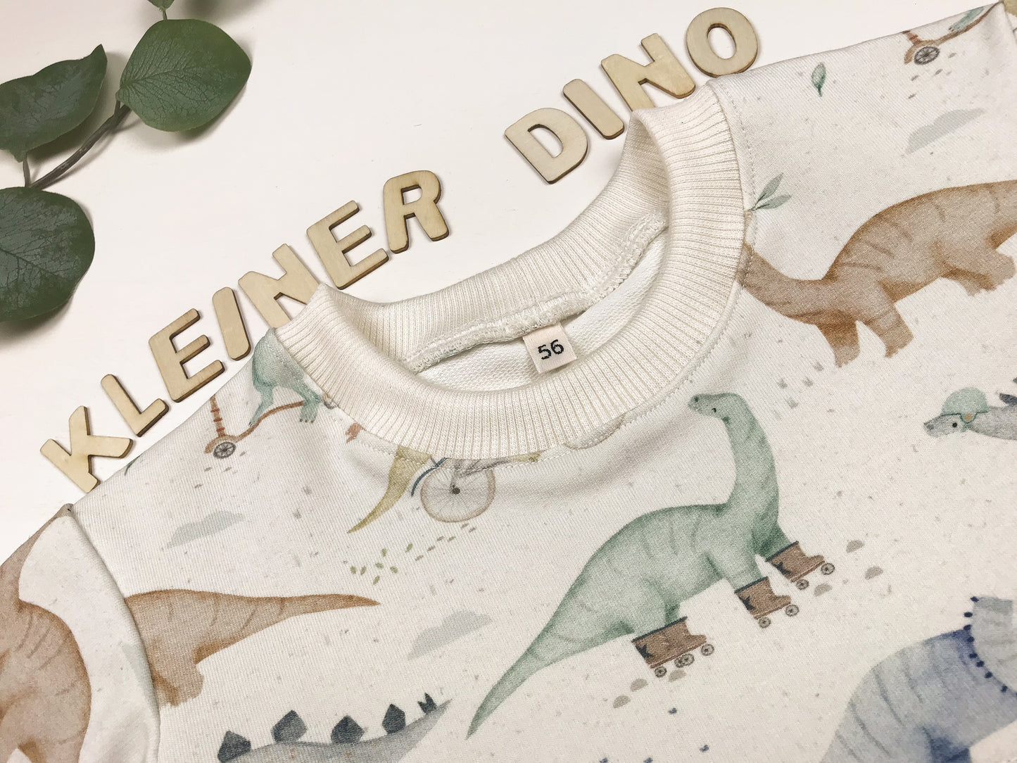 Kinderpullover mit Dinosauriermotiv