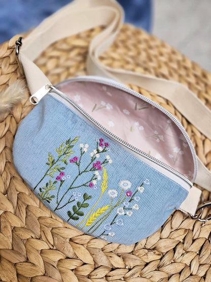 Auf diesem Foto sieht man das Innenfutter der Tasche. Es ist ein dezenter rosafarbener Stoff mit Blumenmuster. 