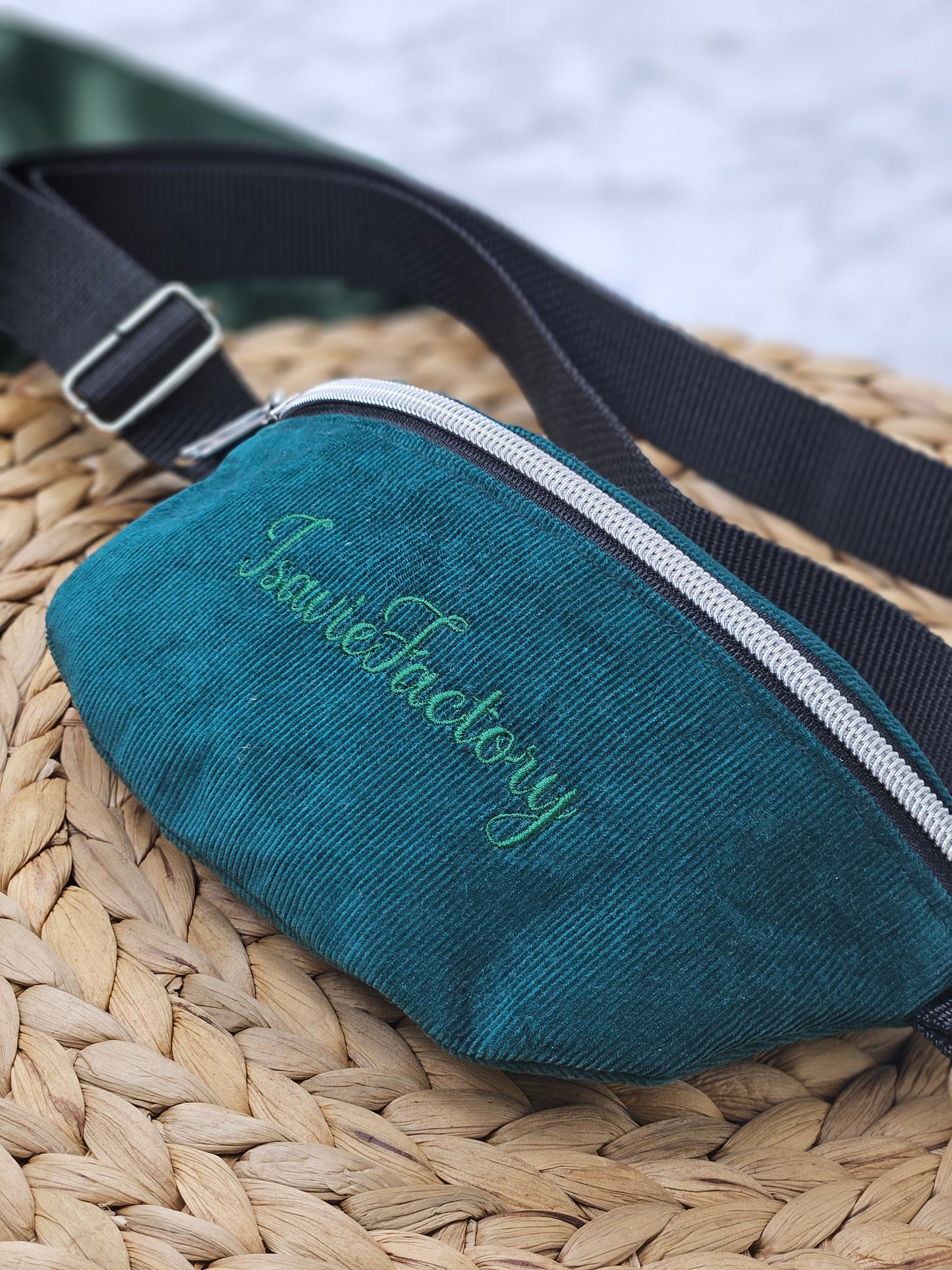 IsavieFactory_Frontstickerei