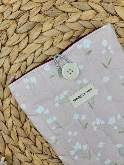 osa Kindle-Schutzhülle mit Blümchenmotiv aus 100 % Biobaumwolle und nachhaltiger Polsterung aus recyceltem Polyester.