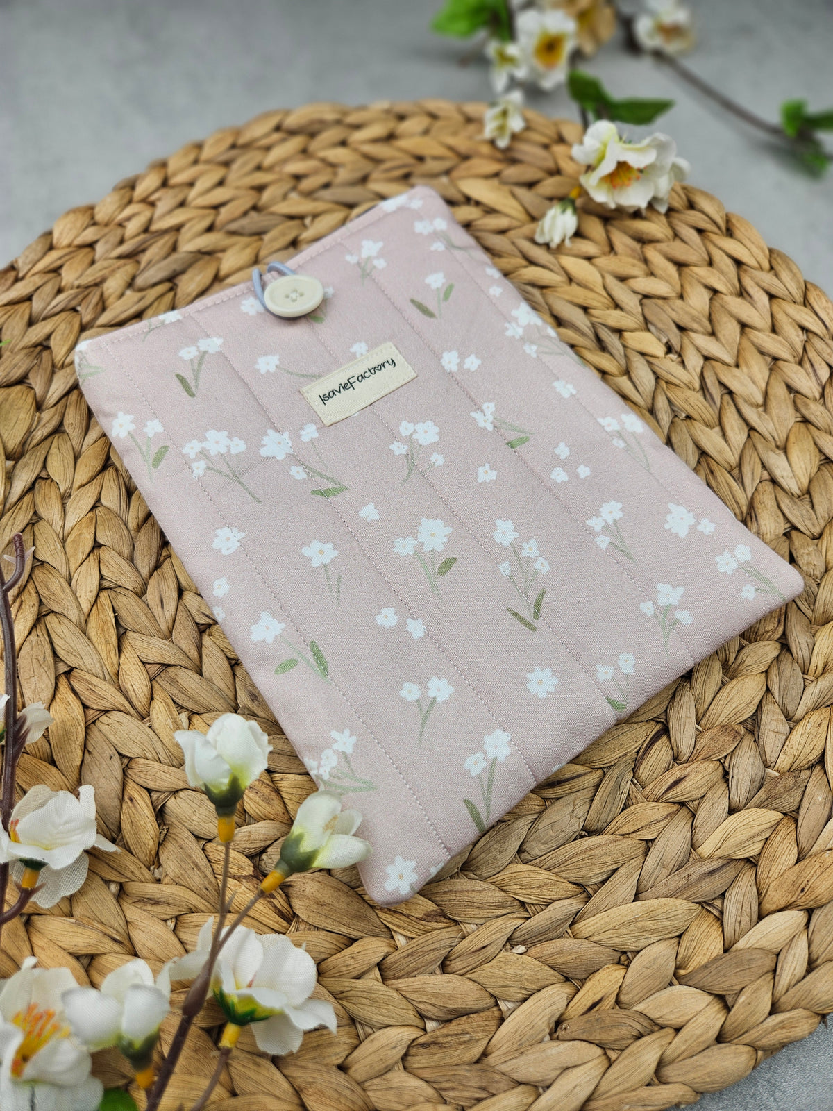 Gepolsterte rosa Kindle-Schutzhülle mit Blümchenmuster aus Bio-Baumwolle und recyceltem Polyester-Volumenvlies.