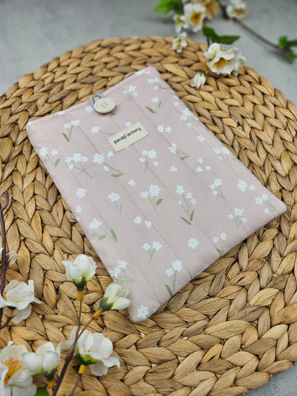 Gepolsterte rosa Kindle-Schutzhülle mit Blümchenmuster aus Bio-Baumwolle und recyceltem Polyester-Volumenvlies.