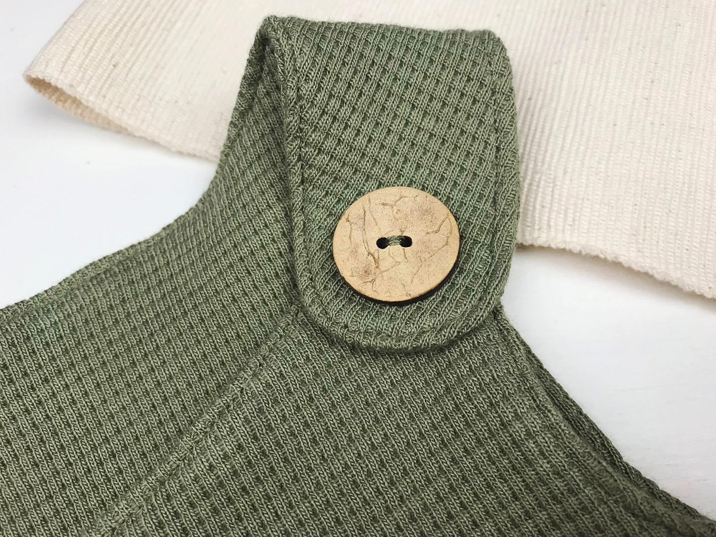 Strampler olivgrün mit Tasche im Bauernhofstil