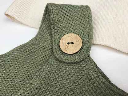 Strampler olivgrün mit Tasche im Bauernhofstil