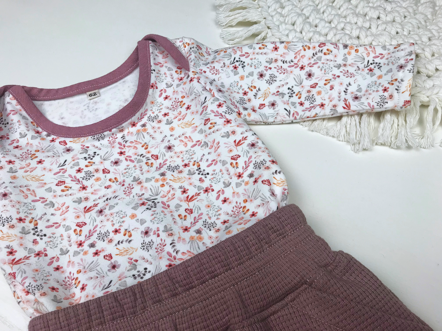 Kinderset Hose altmauve und Blumenbody oder Hasenbody