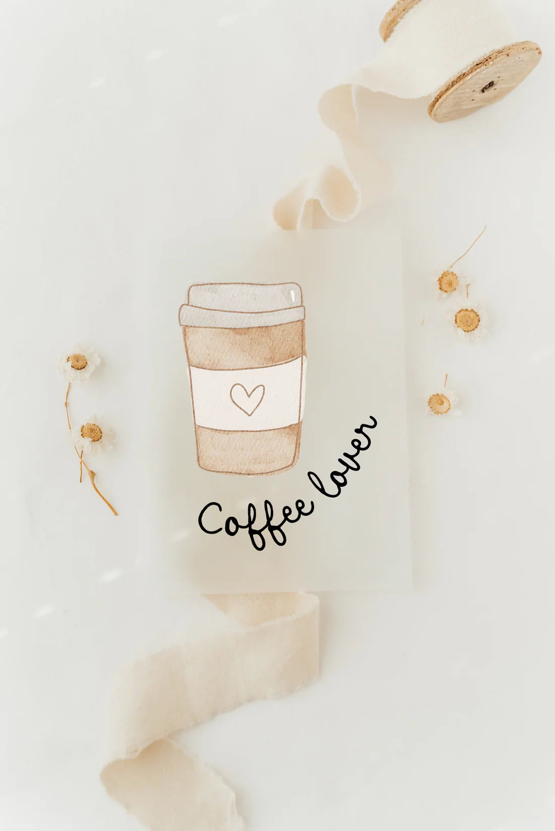 Ein Bügelbild für alle Kaffeeliebhaber, ein kleiner Kaffeebecher zum aufbügeln, optimal für schlichte Erwachsenenpullover, als kleiner Hingucker und Statement