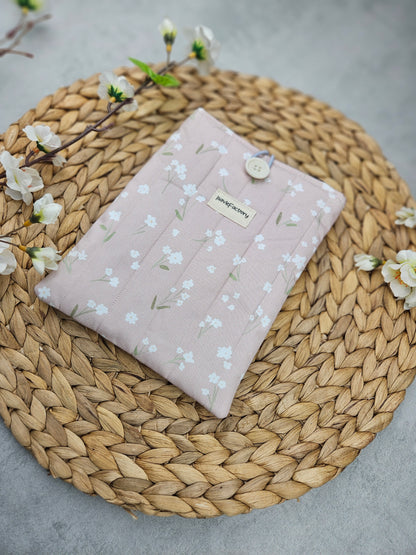 Minimalistische rosa Kindle-Hülle mit feinem Blümchenmotiv aus natürlicher Bio-Baumwolle, handgefertigt und leicht.