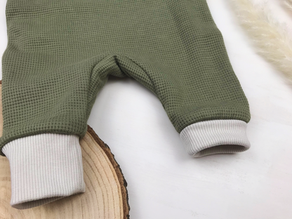 Strampler olivgrün mit Tasche im Bauernhofstil