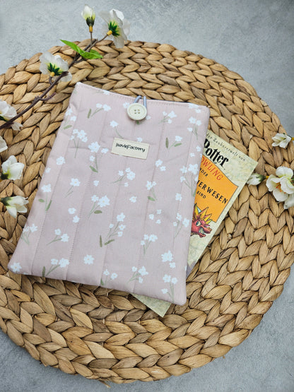 Nachhaltige rosa Kindle-Hülle aus Biobaumwolle mit Blümchenmotiv und Polsterung aus 100 % recyceltem Polyester.