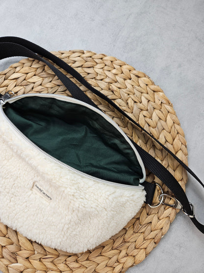 Tasche mit dunkelgrünem Innenfutter