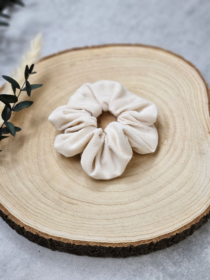 Ein nachhaltiges helles Scrunchie, in Deutschland hergestellt