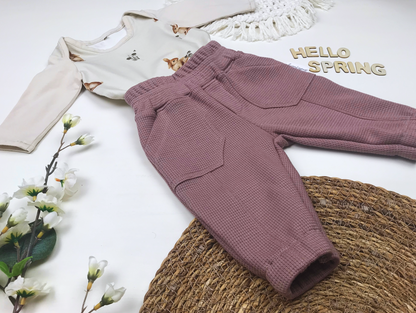 Kinderset Hose altmauve und Blumenbody oder Hasenbody
