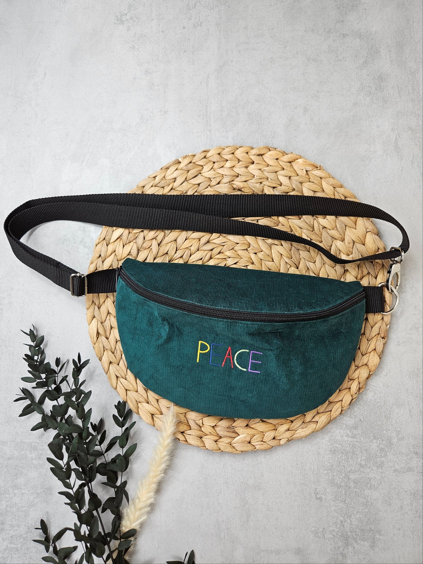 Petrolfarbene Bio Umhängetasche mit bunten Buchstaben auf der Frontseite, Peace aufgestickt