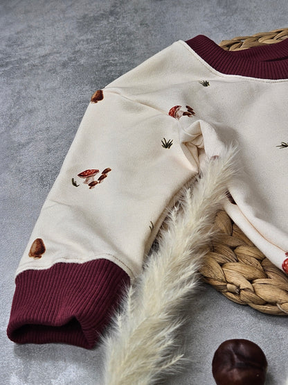 Detailansicht Pilzpullover weinrote Bündchen