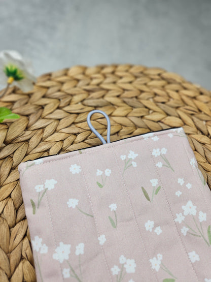 Handgefertigte rosa Kindle-Hülle mit Blümchenmotiv aus 100 % Biobaumwolle, nachhaltig in Leipzig, Deutschland hergestellt.