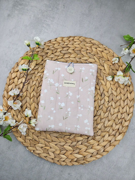 Rosa Kindle-Hülle aus 100 % Biobaumwolle mit zartem Blümchenmotiv, wattiert mit recyceltem Polyester und handgefertigt.