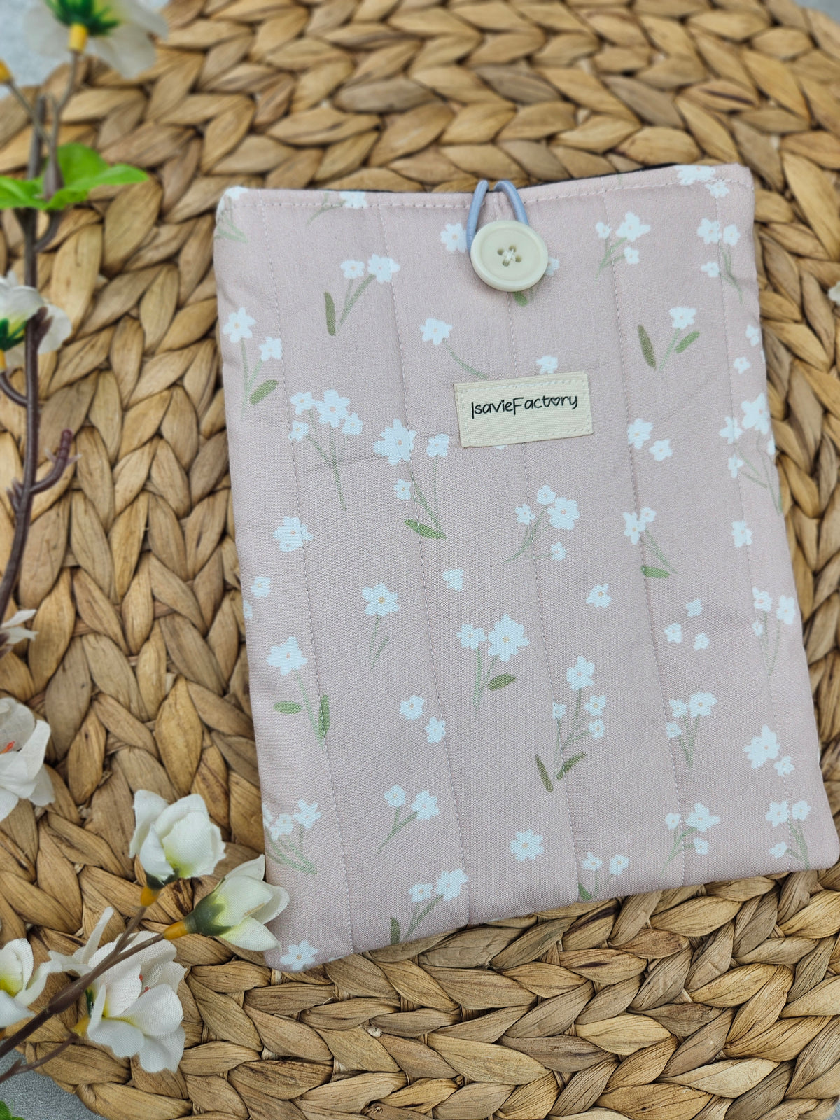 Rosa Kindle-Hülle mit romantischem Blümchenmotiv aus Biobaumwolle, handgefertigt und ideal als nachhaltiges Geschenk für Leserinnen.