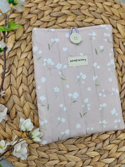 Rosa Kindle-Hülle mit romantischem Blümchenmotiv aus Biobaumwolle, handgefertigt und ideal als nachhaltiges Geschenk für Leserinnen.