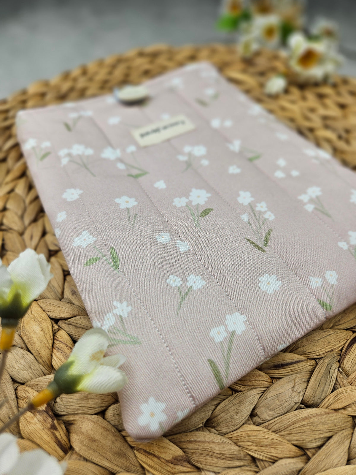 Leichte rosa Kindle-Tasche mit Blümchenmotiv aus 100 % Biobaumwolle, weich gepolstert mit recyceltem Polyester.