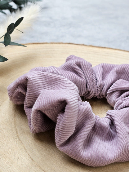 Handgefertigtes Scrunchie in zartem Flieder aus 100 % Bio-Baumwolle mit gerippter Cordstruktur, für einen natürlichen und eleganten Look.