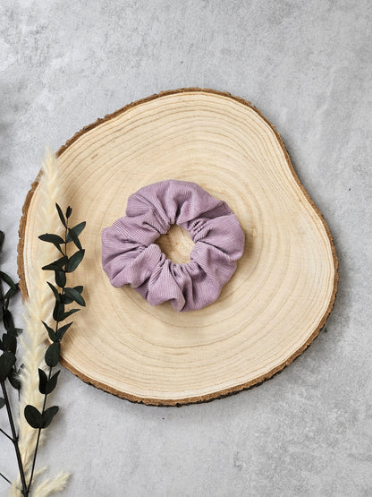Fliederfarbenes Scrunchie aus 100 % Bio-Baumwolle mit feiner gerippter Feincord-Struktur, handgefertigt und weich zum Haar.