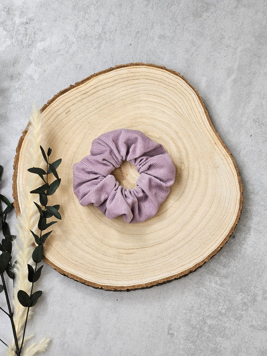 Fliederfarbenes Scrunchie aus 100 % Bio-Baumwolle mit feiner gerippter Feincord-Struktur, handgefertigt und weich zum Haar.