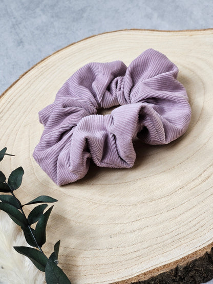 Weiches fliederfarbenes Scrunchie aus 100 % Bio-Baumwolle, ideal für Zopf und Dutt und besonders schonend zum Haar.