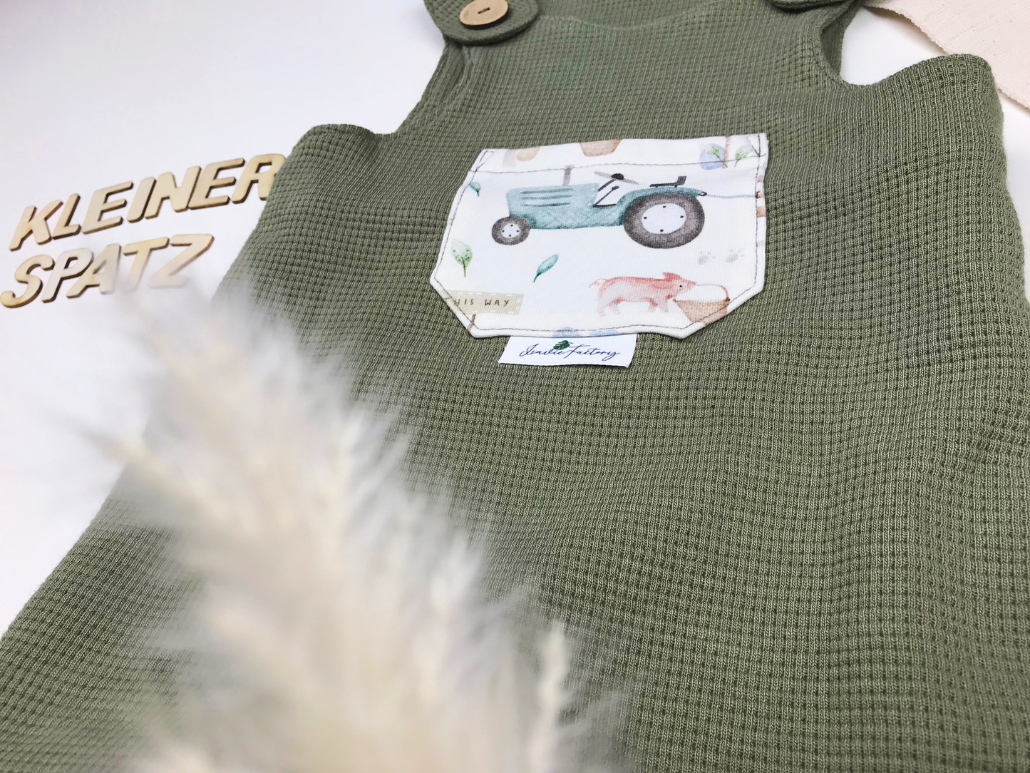 Strampler olivgrün mit Tasche im Bauernhofstil