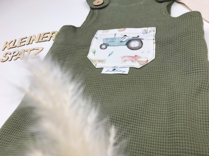 Strampler olivgrün mit Tasche im Bauernhofstil