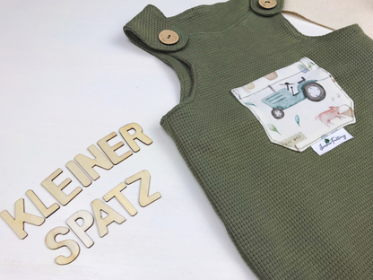 Strampler olivgrün mit Tasche im Bauernhofstil