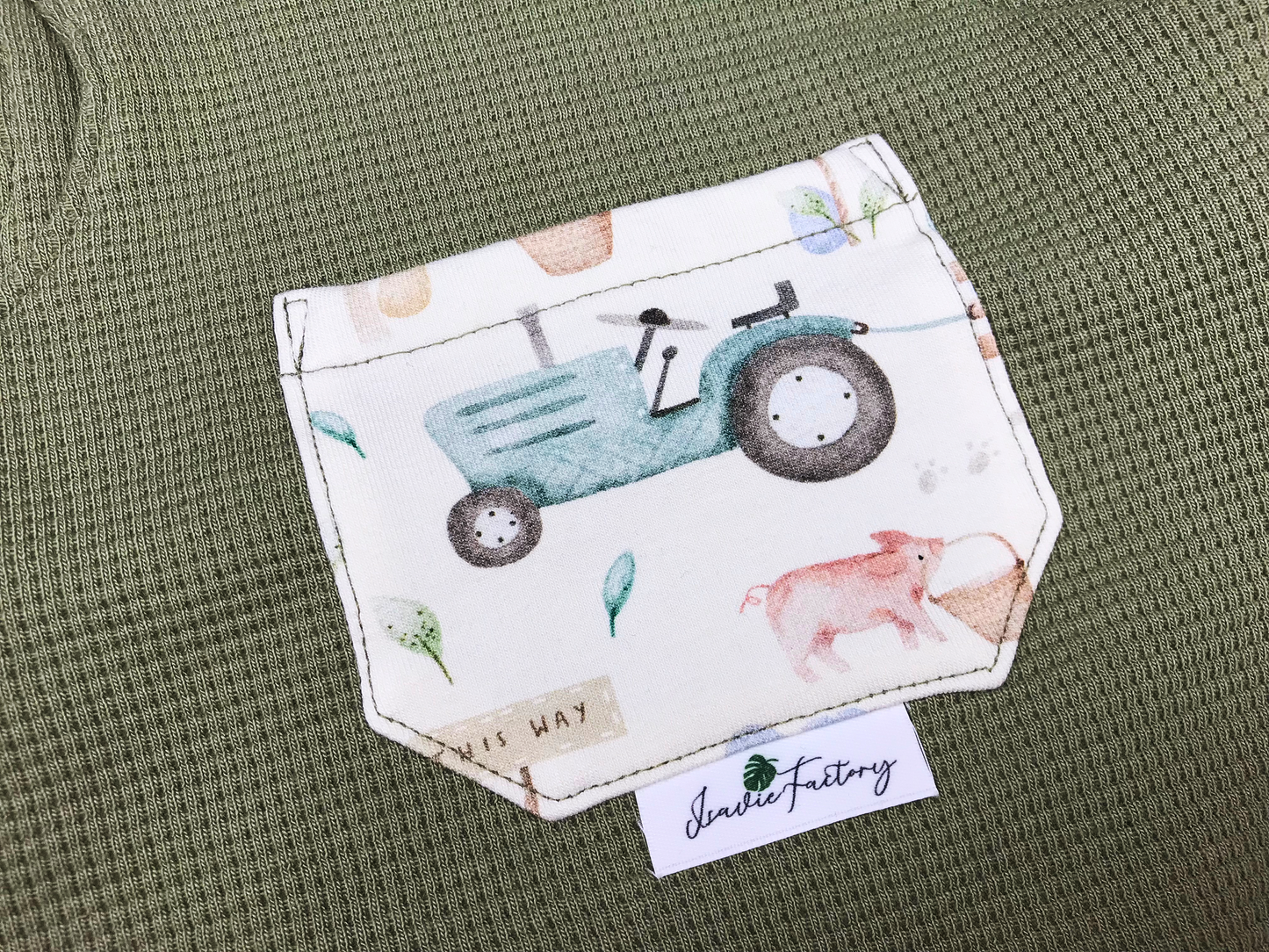 Strampler olivgrün mit Tasche im Bauernhofstil