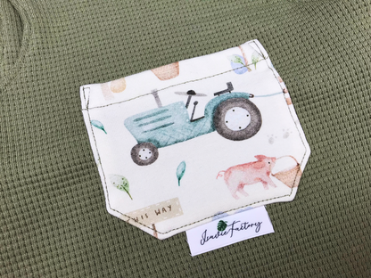 Strampler olivgrün mit Tasche im Bauernhofstil