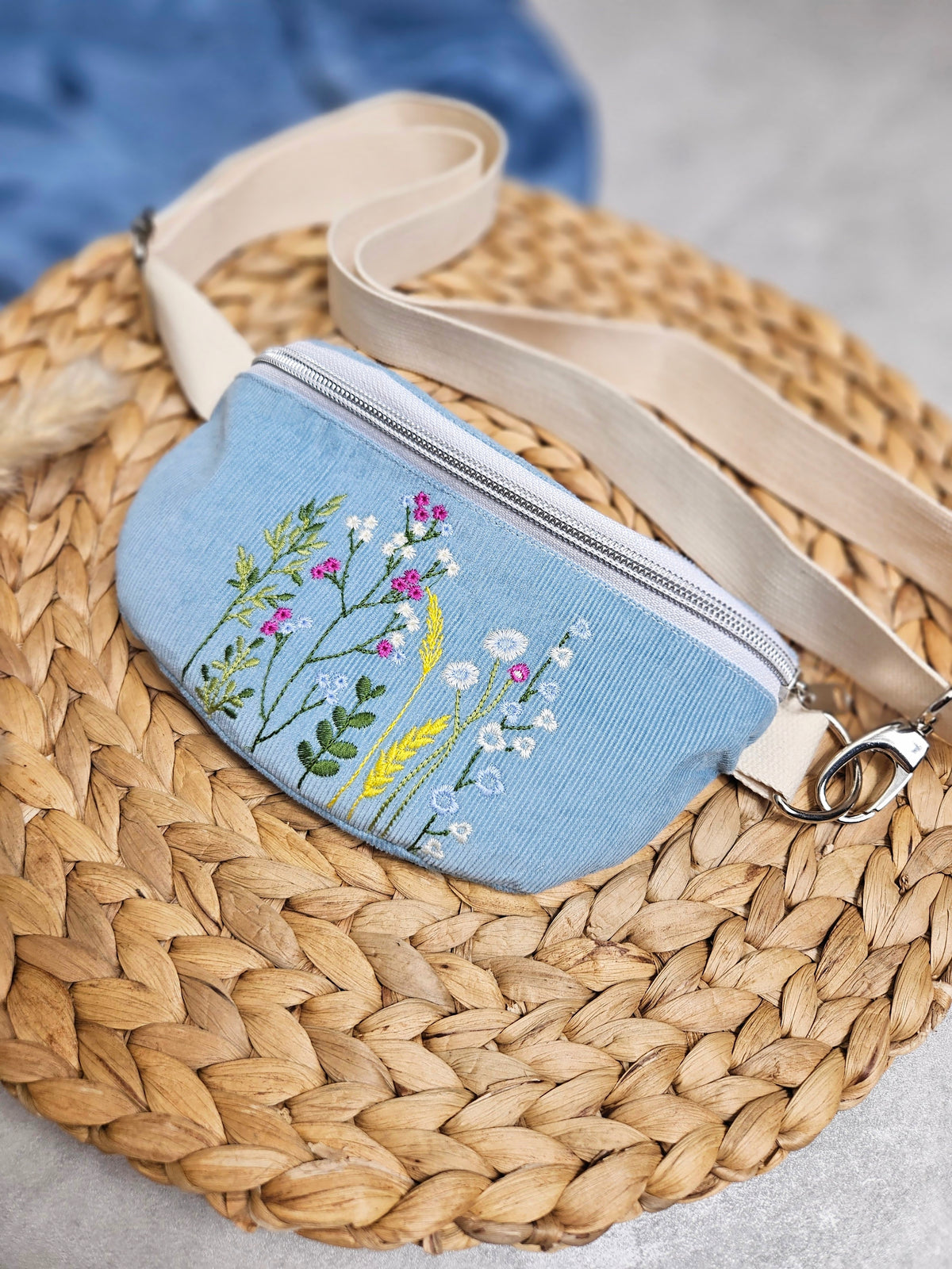 Diese Tasche eignet sich optimal zum Verschenken oder für unterwegs. Sie hat drei optimale Größen für Reisen oder Partys. Sie eignet sich für Weihnachten, Geburtstag oder zum Muttertag und ist eine tolle Aufmerksamkeit. 