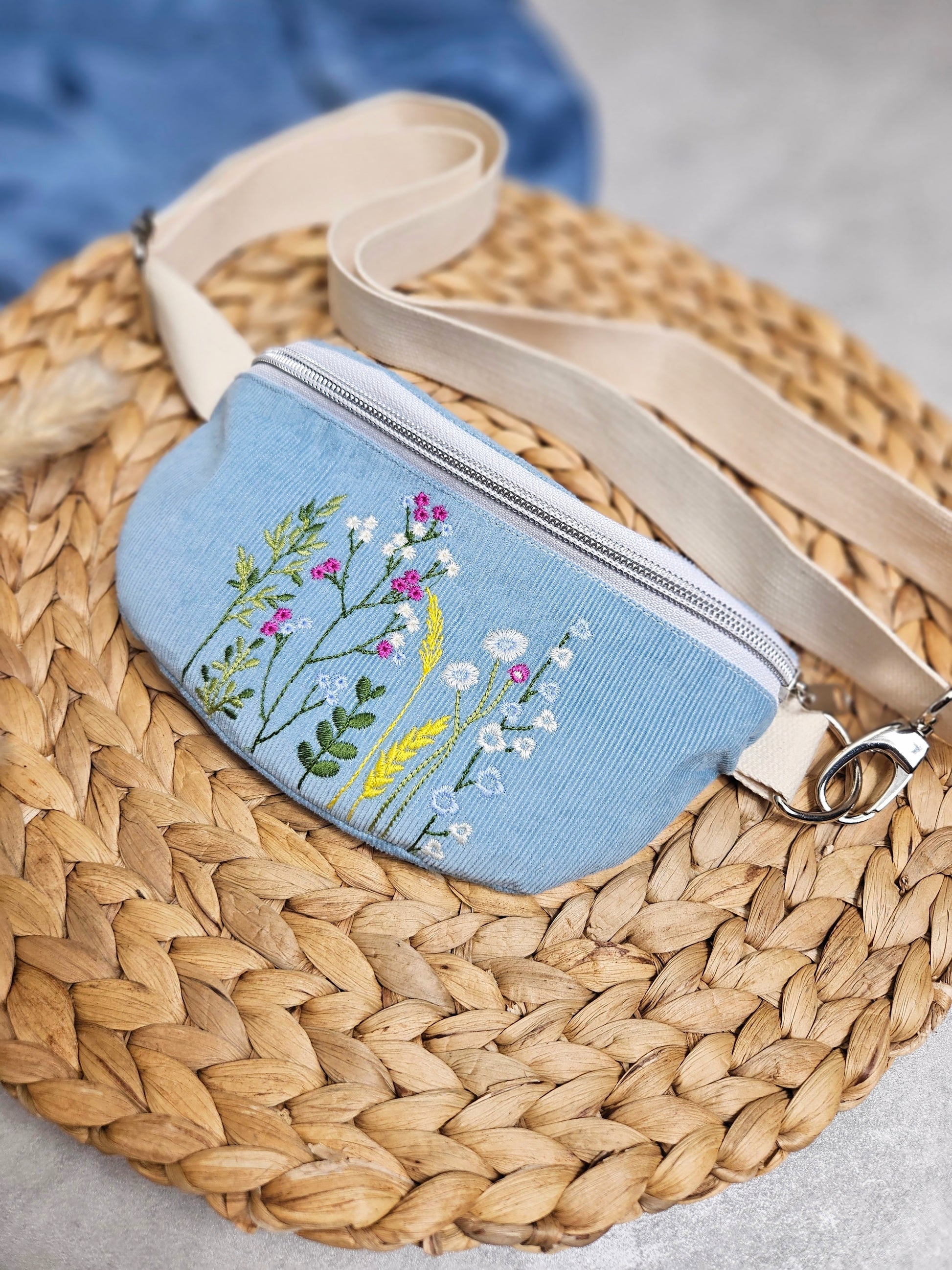 Diese Tasche eignet sich optimal zum Verschenken oder für unterwegs. Sie hat drei optimale Größen für Reisen oder Partys. Sie eignet sich für Weihnachten, Geburtstag oder zum Muttertag und ist eine tolle Aufmerksamkeit. 