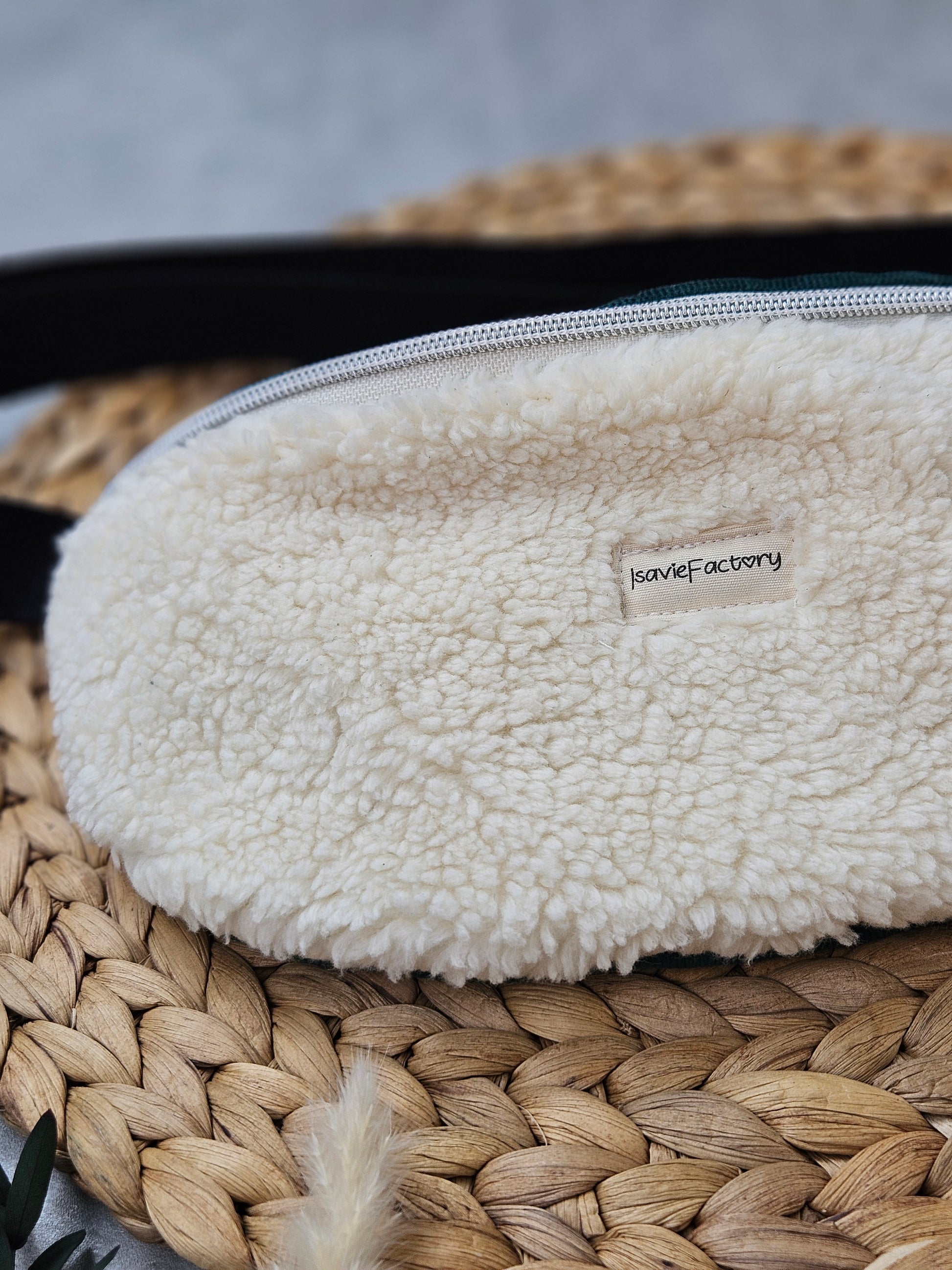 Label IsavieFactory auf Vorderseite der Tasche