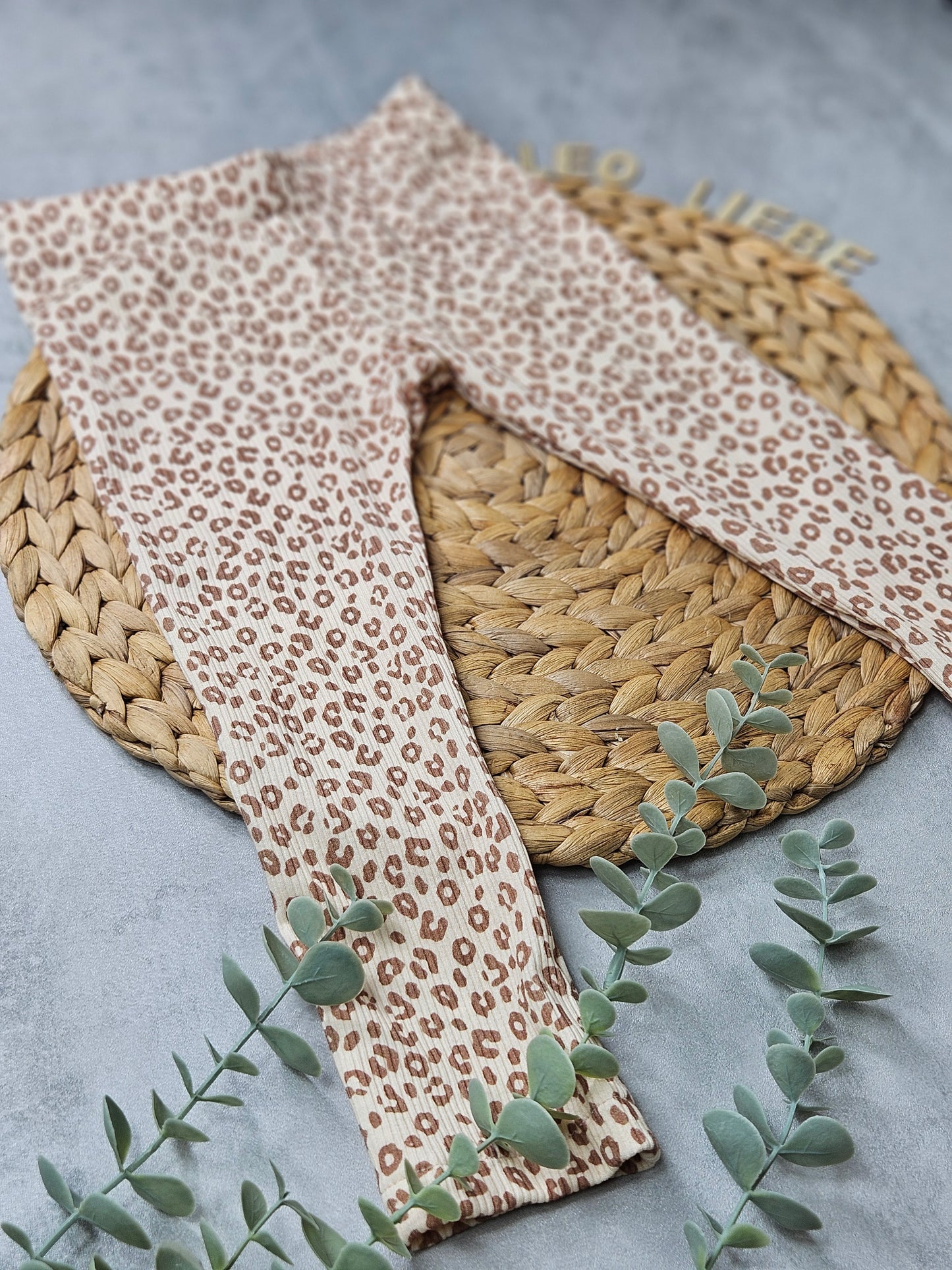 Handgemachte Bio Kinderleggings mit Leopardenmotiv
