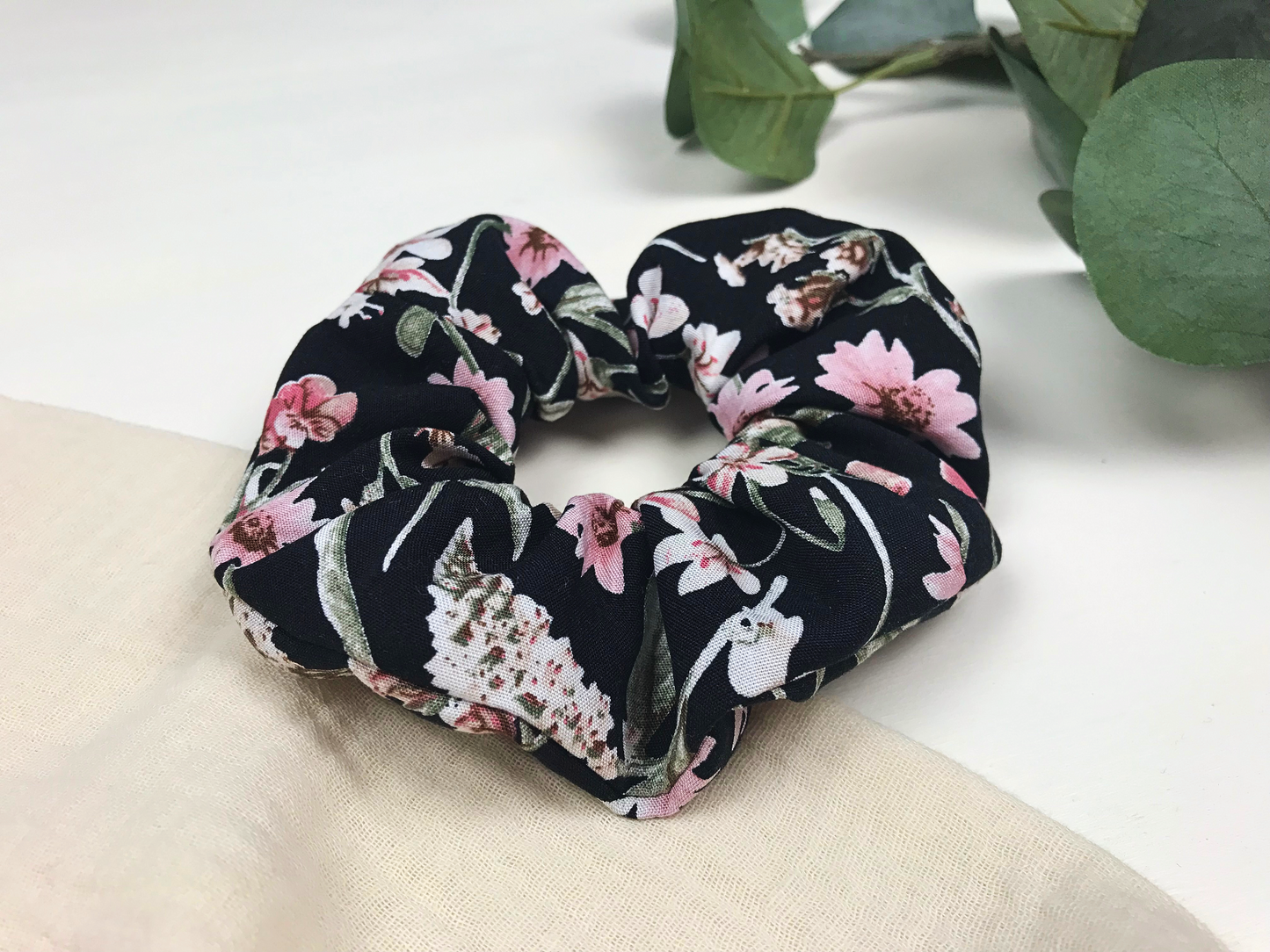 Scrunchie mit Blumendruck | Haaraccessoires für Mädchen und Damen | Blumenscrunchie | Haargummi | Haarband